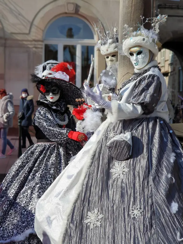 Couple en costume au carnaval vénitien de Rosheim en Alsace