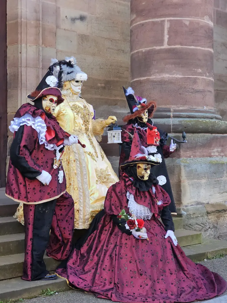 Costumes vénitiens devant l'église Saint Étienne de Rosheim