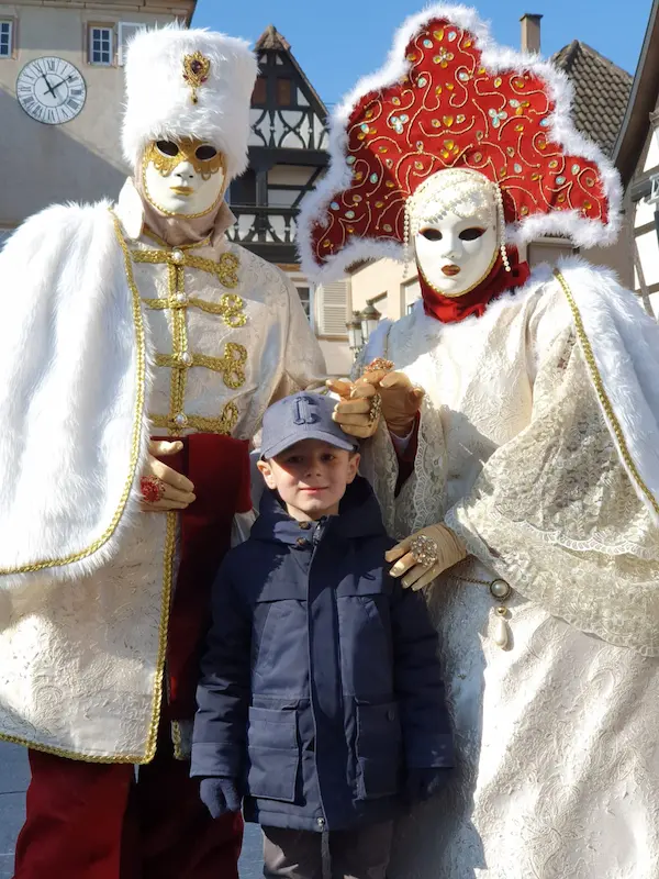 Couple costumé avec enfant du carnaval vénitien de Rosheim en Alsace dans les rues